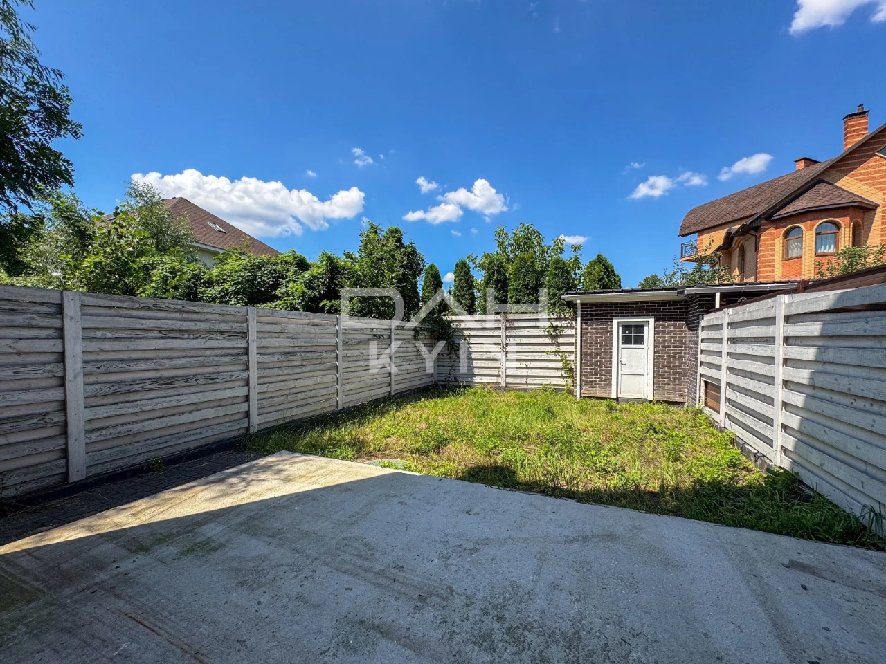 Townhouse 134 m² + 50 m², in Kyiv, dead-end street, near ЖК