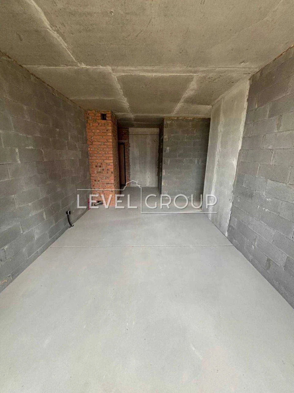 Two-bedroom apartment with a wardrobe without renovation in the Warsaw residential complex