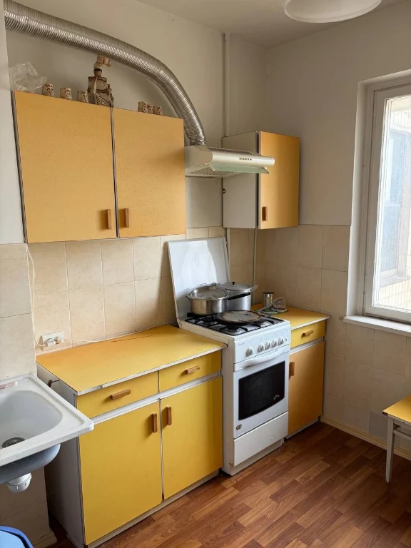 For sale: 4 rooms, Glushko/Ilfa and Petrov, Gas. Good condition.