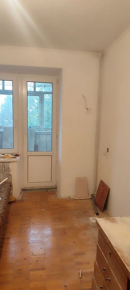 For Sale 3-Room Apartment on Heroes Descentnikov Street