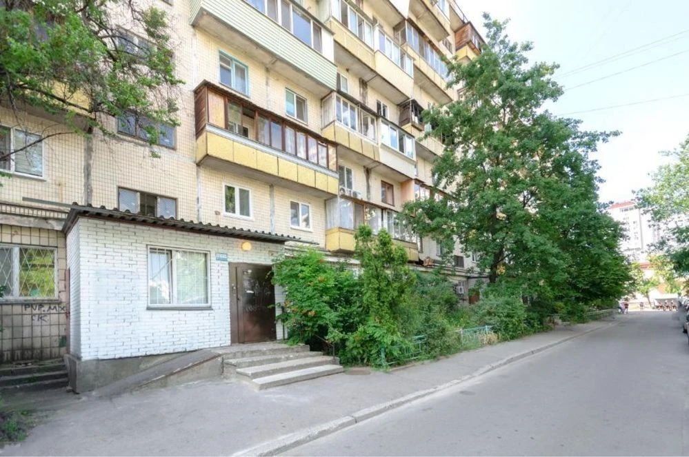 Продаж квартири в вул. Поповича Космонавта 16