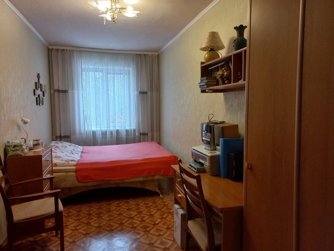 Sale of 3-room apartment at Petrenyshchy Street 1, near the main railway station