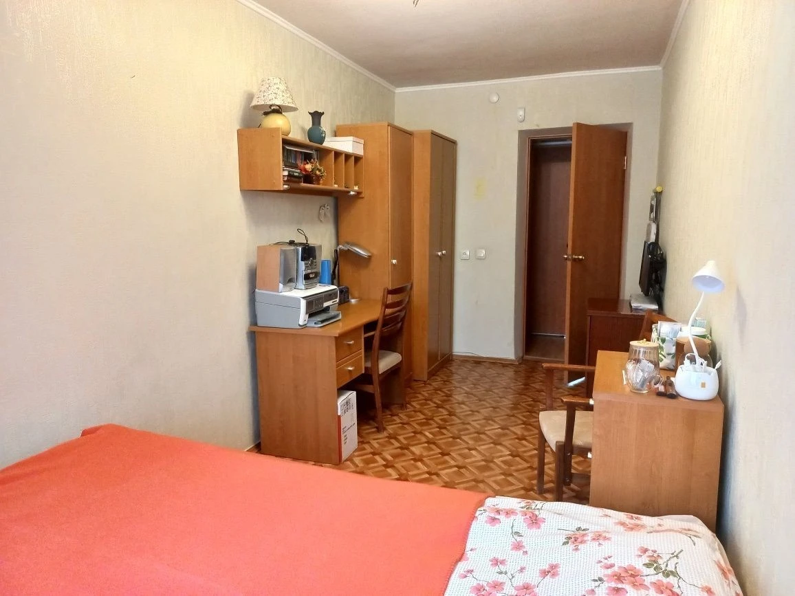 Sale of 3-room apartment at Petrenyshchy Street 1, near the main railway station