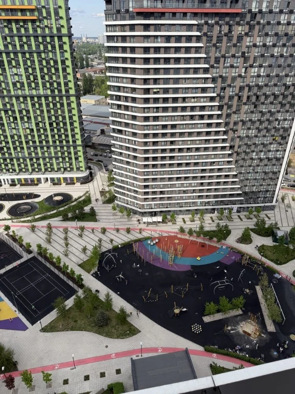 Selling 3-bedroom apartment 82 sq m, first line, building 4