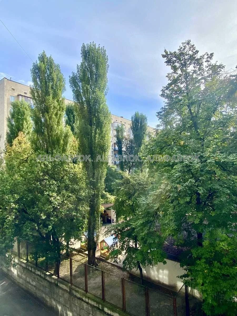 Кловський спуск, 20, Печерский район, ориентир Центр