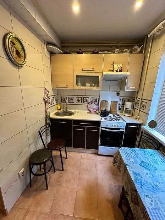 Selling a 2-bedroom apartment in Alekseyevka.