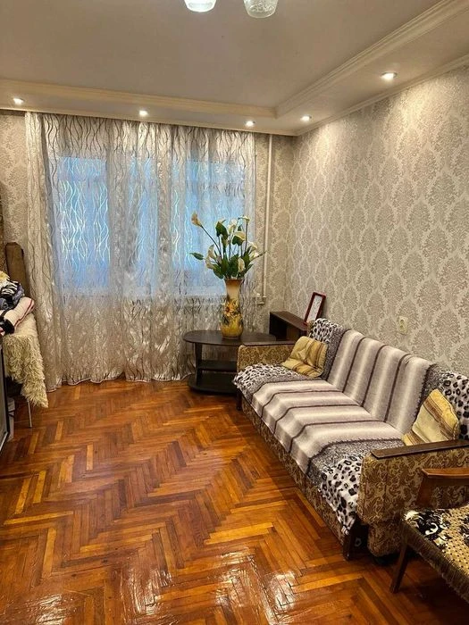 Selling a 2-bedroom apartment in Alekseyevka.