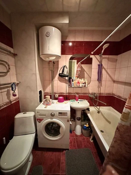 Selling a 2-bedroom apartment in Alekseyevka.