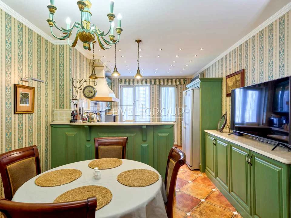 Квартира. Київ, Саперно-Слобідська вулиця