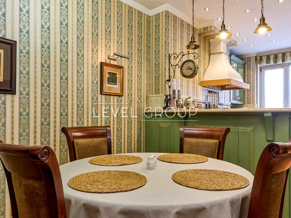 Квартира. Київ, Саперно-Слобідська вулиця