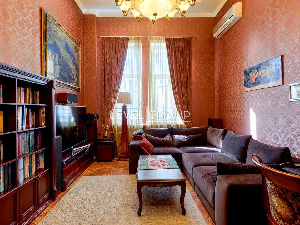 Квартира. Київ, Саперно-Слобідська вулиця