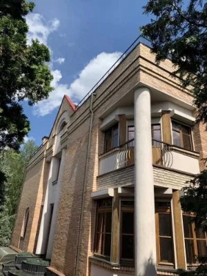 Приватна РЕЗИДЕНЦІЯ біля озера у Києві - 800 м², 12 кімнат,