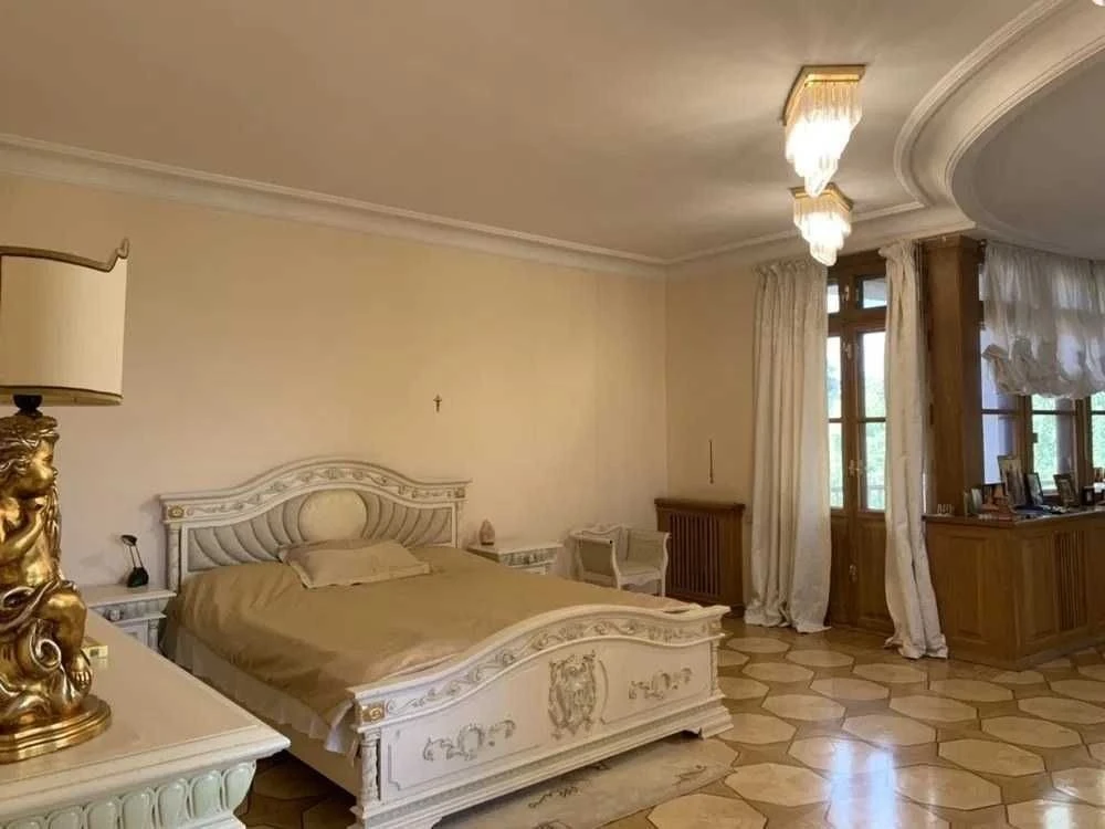 Приватна РЕЗИДЕНЦІЯ біля озера у Києві - 800 м², 12 кімнат,