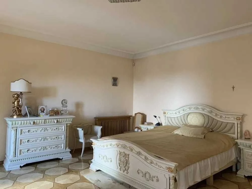 Приватна РЕЗИДЕНЦІЯ біля озера у Києві - 800 м², 12 кімнат,