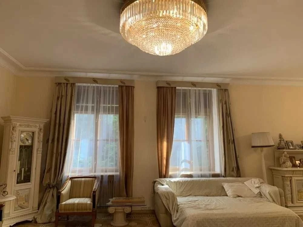 Приватна РЕЗИДЕНЦІЯ біля озера у Києві - 800 м², 12 кімнат,