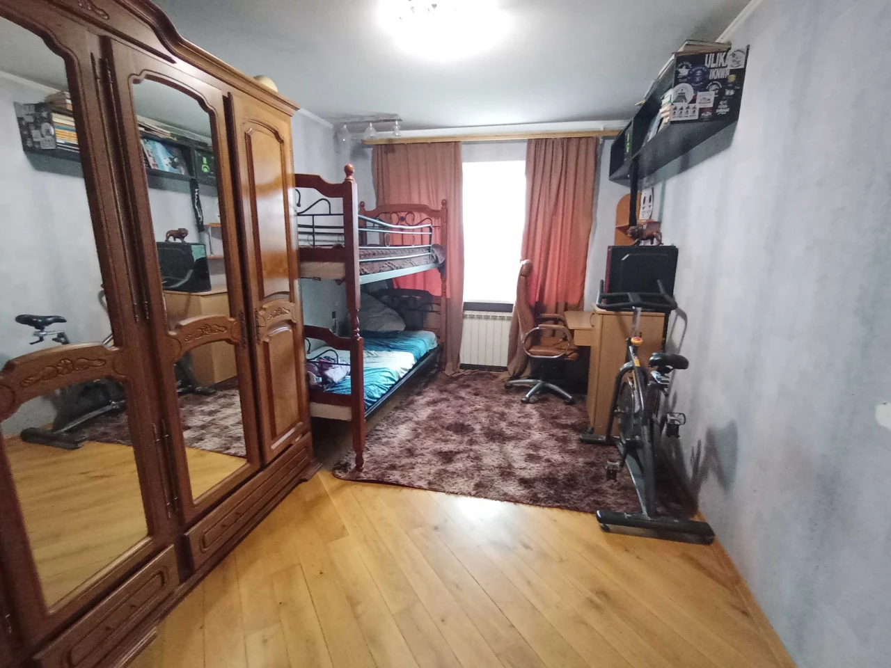 Продається 3-кімнатна квартира в цегляному будинку.
