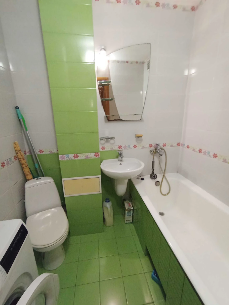 Продається 3-кімнатна квартира в цегляному будинку.