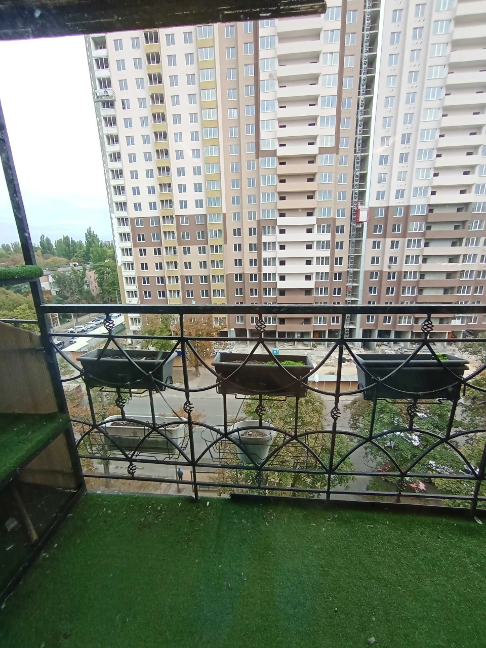 Продається 3-кімнатна квартира в цегляному будинку.
