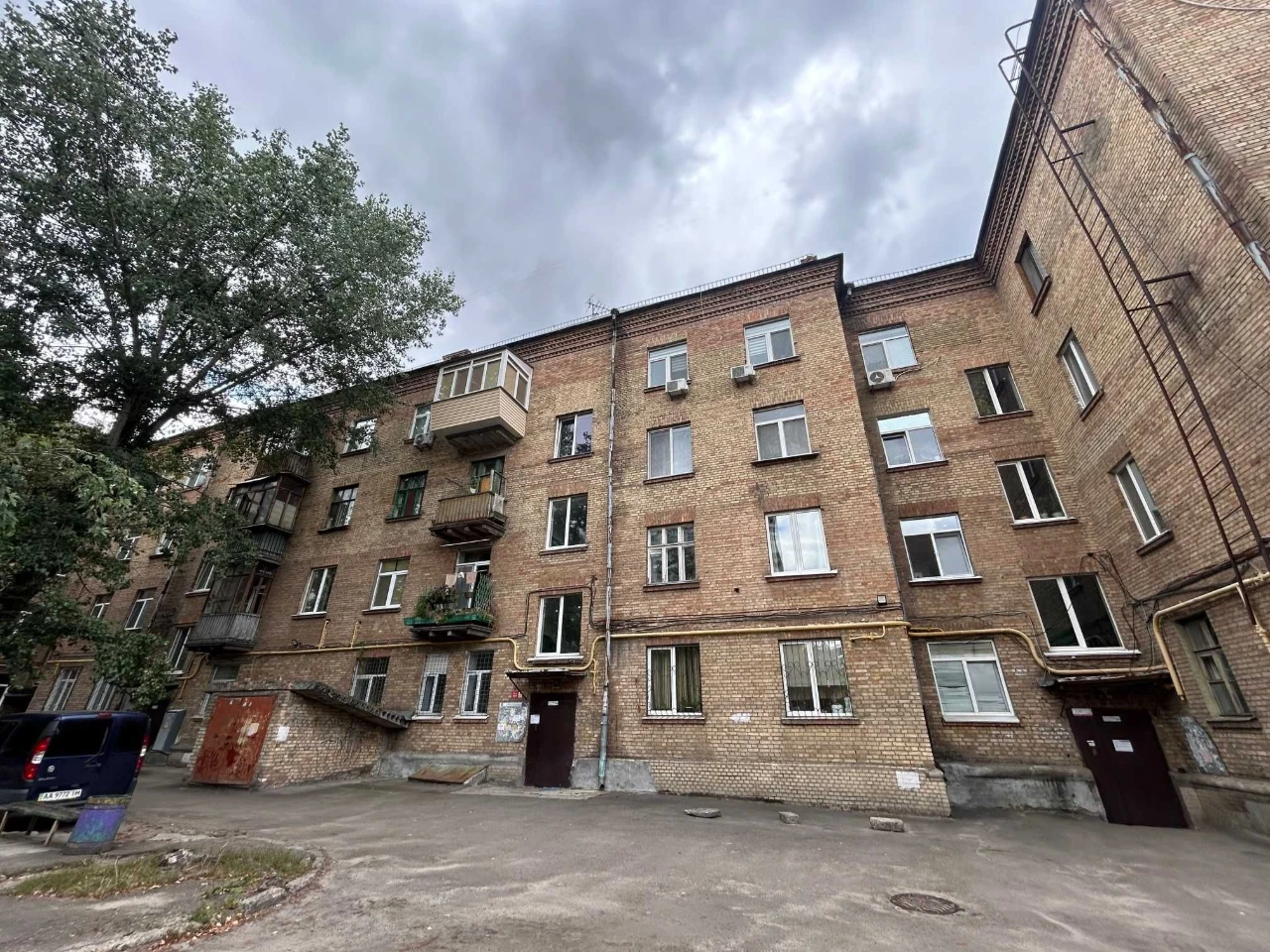 продаж 2кім сталінка Дарницький район Харьковське шосе Дарни