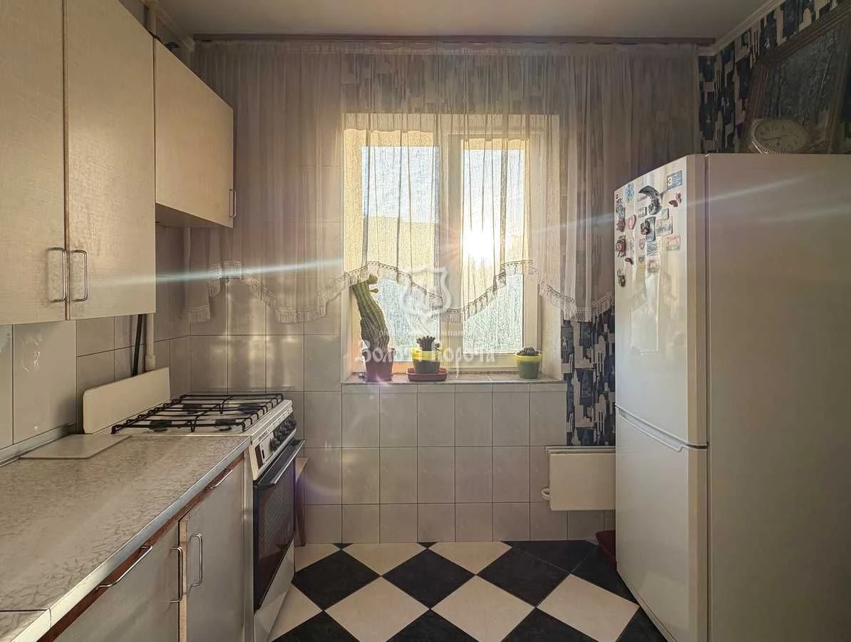 Apartment, 2 rooms. Good condition. Red Rowan Avenue, 25, Troyeshchin