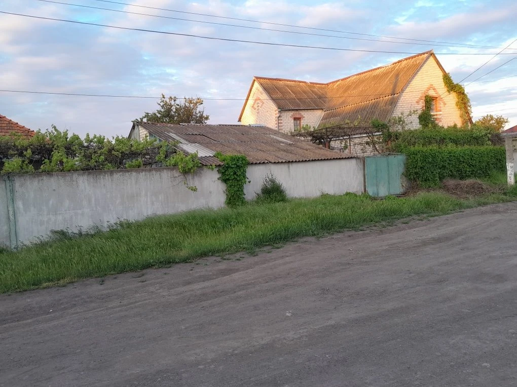 Продаються два будинки на ділянці, одноповерховий та двоповерховий з меблями