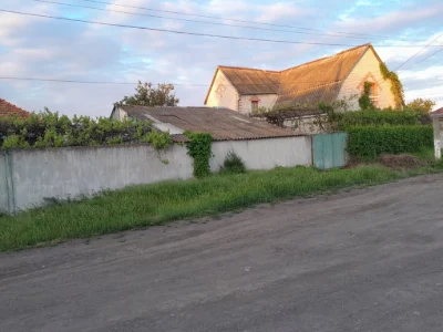 Продаються два будинки на ділянці, одноповерховий та двоповерховий з меблями
