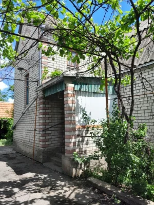 Продаються два будинки на ділянці, одноповерховий та двоповерховий з меблями