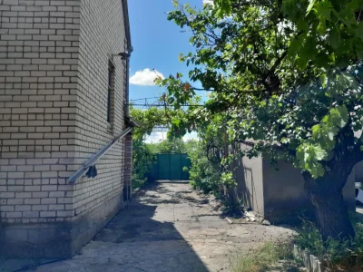 Продаються два будинки на ділянці, одноповерховий та двоповерховий з меблями