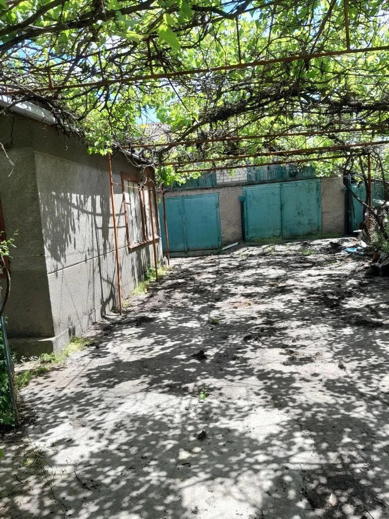Продаються два будинки на ділянці, одноповерховий та двоповерховий з меблями