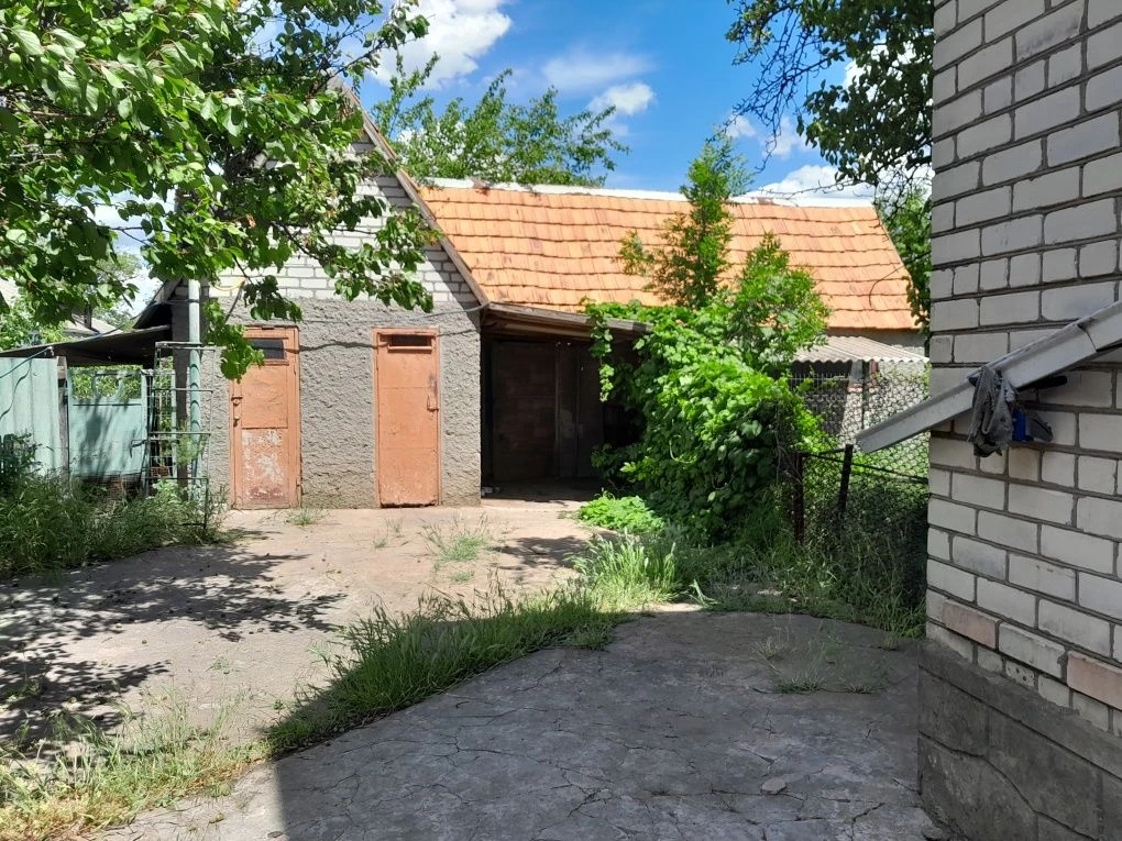 Продаються два будинки на ділянці, одноповерховий та двоповерховий з меблями
