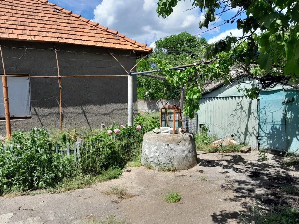 Продаються два будинки на ділянці, одноповерховий та двоповерховий з меблями