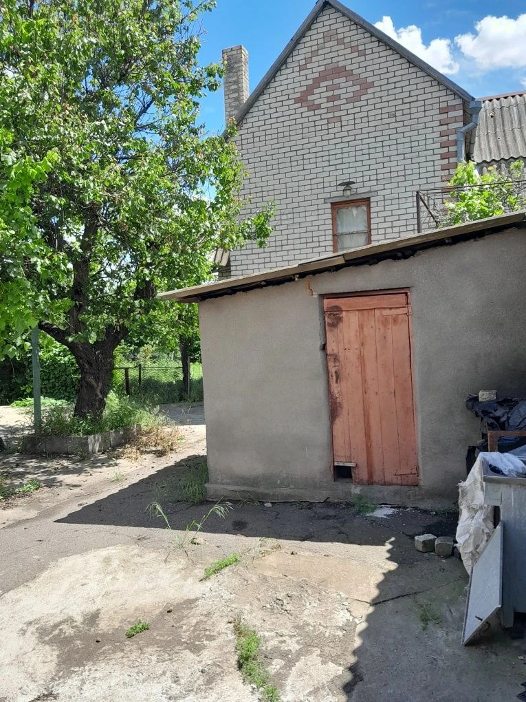 Продаються два будинки на ділянці, одноповерховий та двоповерховий з меблями
