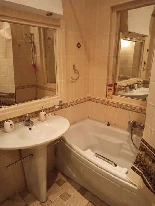 I will rent a 4-room apartment, ul. Pasteur Ukrainian Theater Novy Bazaar Center