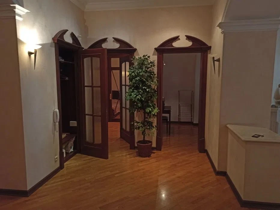 I will rent a 4-room apartment, ul. Pasteur Ukrainian Theater Novy Bazaar Center