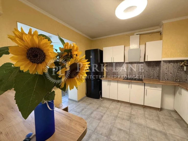 Urgent 3-room apartment 94 sq m, 6th floor, Ole Pchy Street