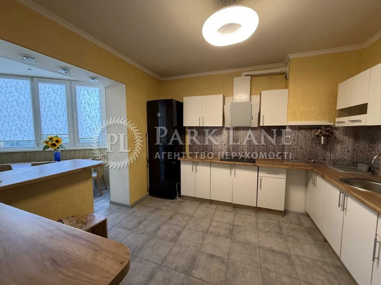 Urgent 3-room apartment 94 sq m, 6th floor, Ole Pchy Street