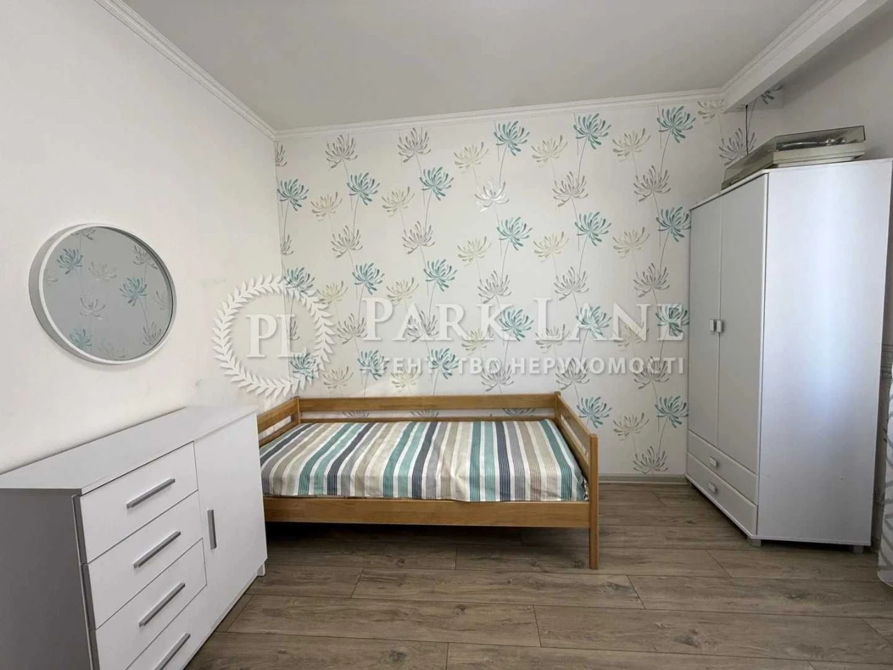 Urgent 3-room apartment 94 sq m, 6th floor, Ole Pchy Street