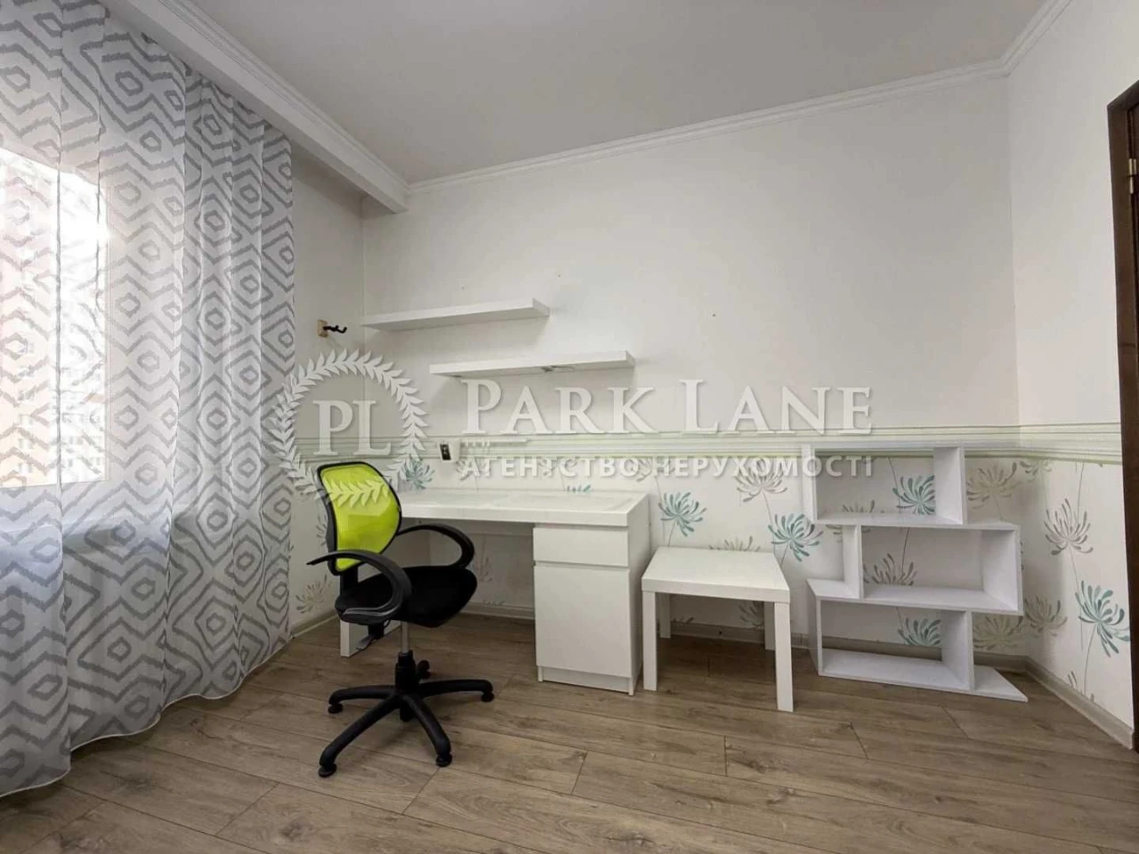 Urgent 3-room apartment 94 sq m, 6th floor, Ole Pchy Street