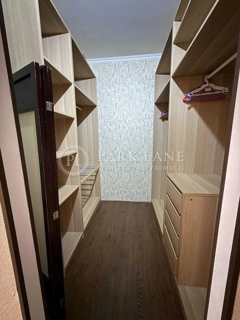 Urgent 3-room apartment 94 sq m, 6th floor, Ole Pchy Street