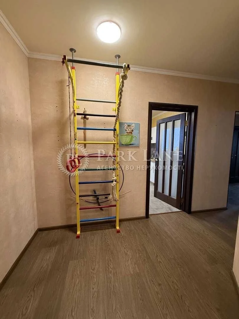 Urgent 3-room apartment 94 sq m, 6th floor, Ole Pchy Street