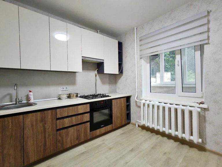 В продажу 1-кімнатна квартира серії ЧН 39 м², ремонт, вбудовані