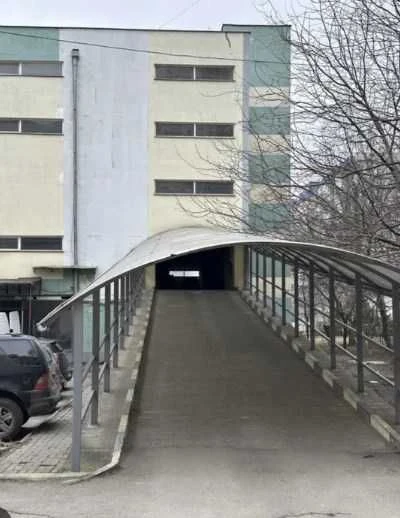 Parking, Topoleva Street.
