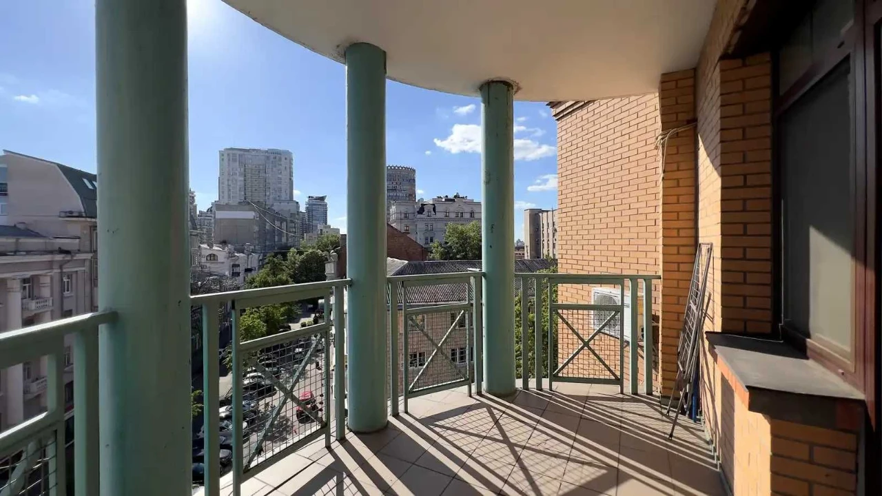 4-room apartment for sale in Pechersk, with parking and generator