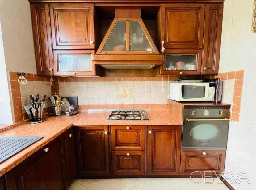 3 bedroom apartment, Stalin-era building, on Lavrska Street, Mazep, Omelianovych-Pavlenko