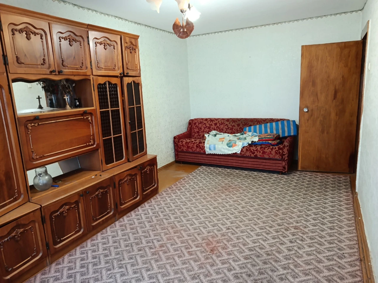 For Sale: 3-Bedroom Apartment on Polevoi Street