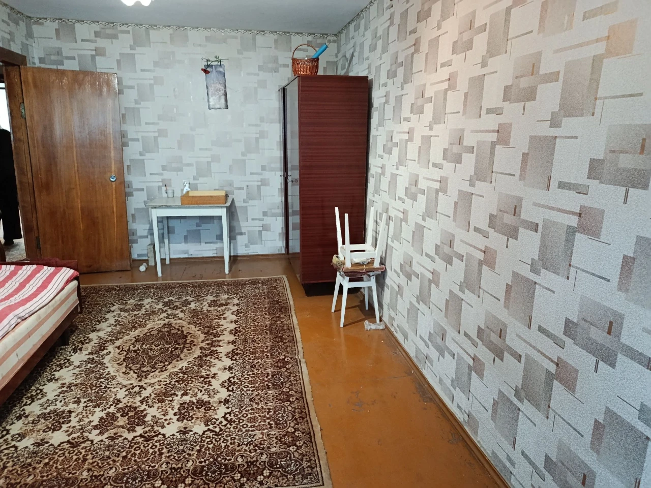 For Sale: 3-Bedroom Apartment on Polevoi Street