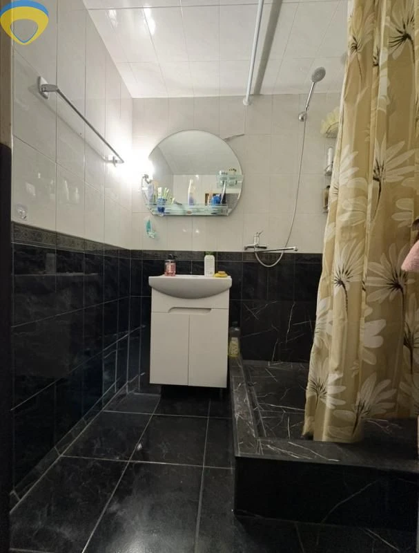 Трикімнатна на 3 поверсі. Киівський район,