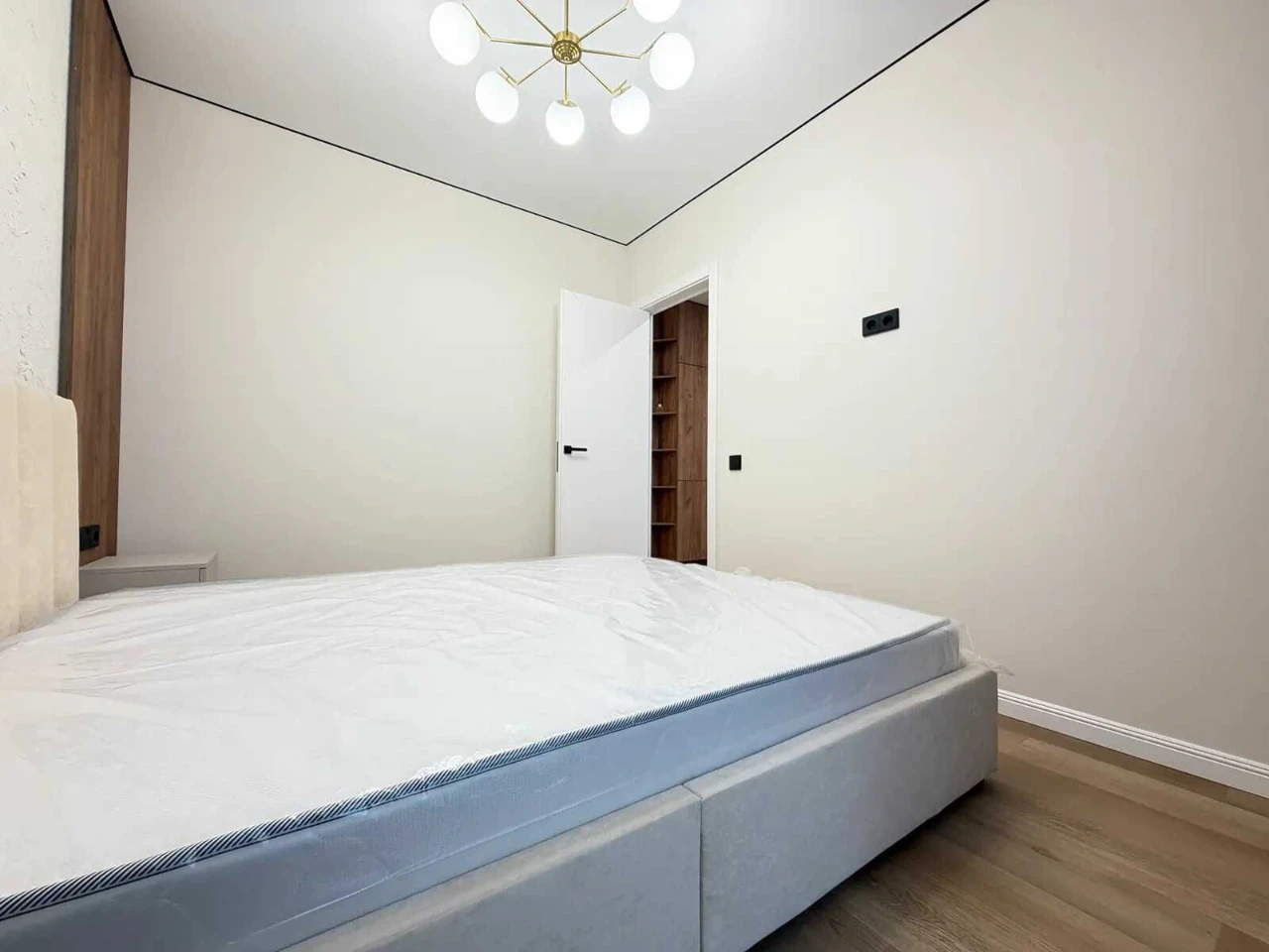 One-bedroom apartment with renovation in Manhattan residential complex