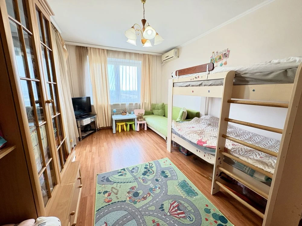 Продається 2-кімнатна квартира, вул. Європейська, 20. м.Бот. Сад