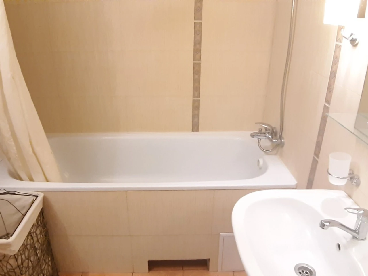 Long-Term Rental Apartment, Poznaki